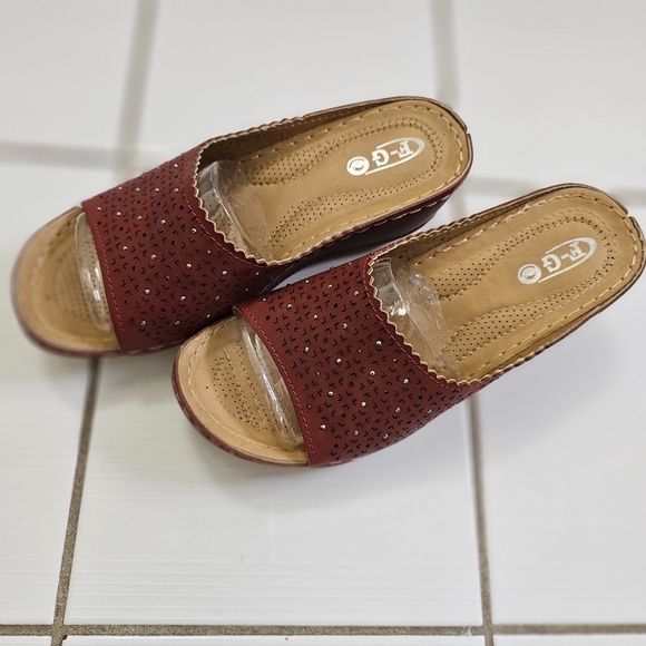 Sandals Slip ons - Picture 2 of 7